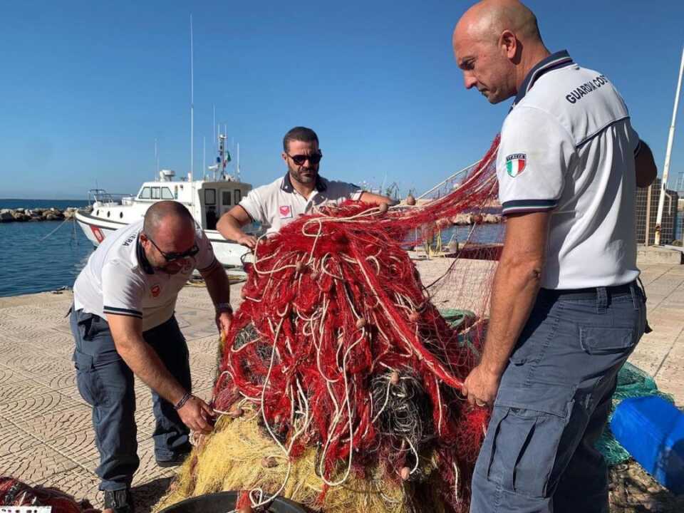 Taranto, sequestrati 20 km di rete da pesca illegale: «Un pericolo per l’ecosistema marino»