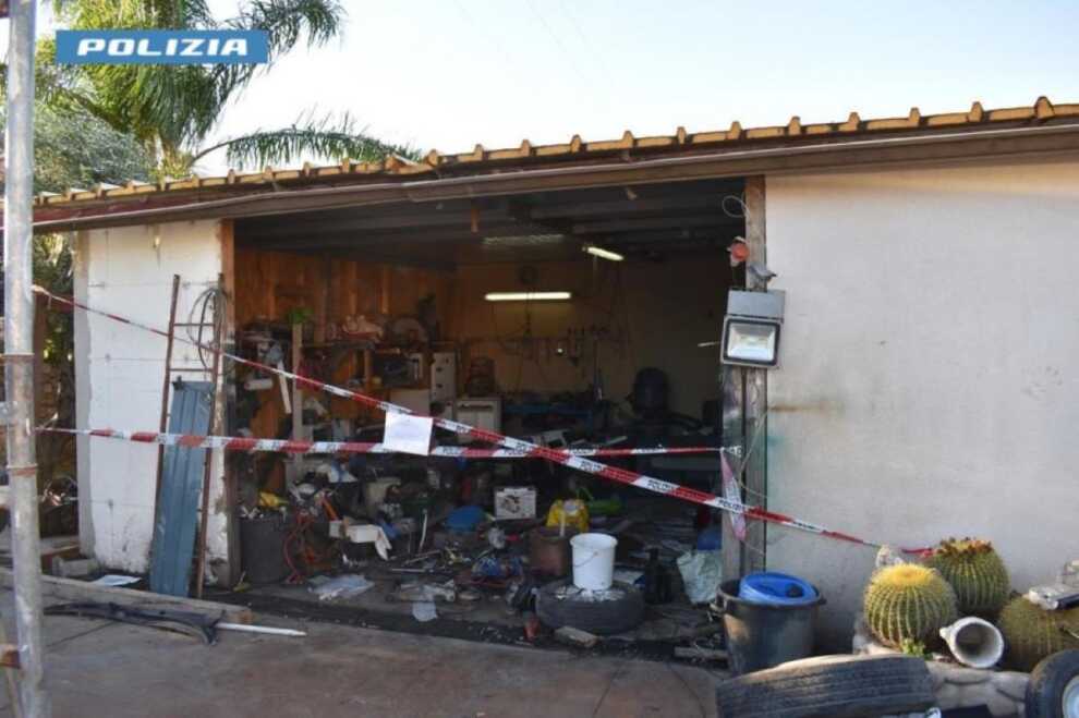 Blitz nel Salento, scoperta un’officina clandestina di auto rubate: arrestato 43enne – FOTO