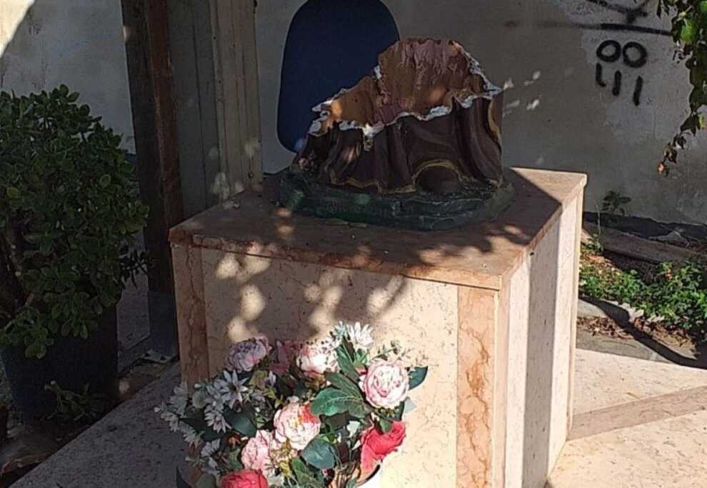 Lecce, in mille pezzi la statua di Sant’Antonio del Fuoco: «Gesto vile e spregevole» Lecce, in mille pezzi la statua di Sant’Antonio del Fuoco: «Gesto vile e spregevole»