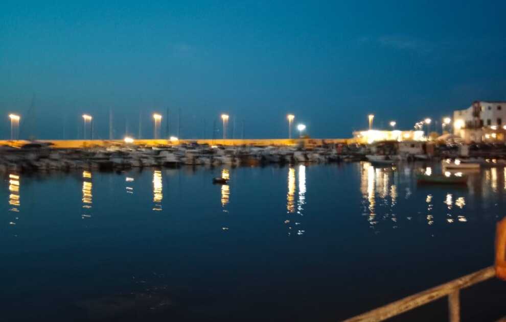 Bari, 19enne trovato in mare con le mani legate: «Picchiato dal branco»