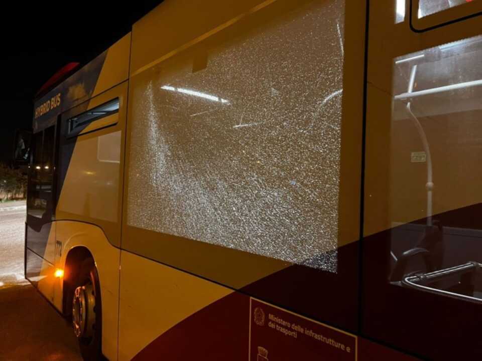 Galleria foto 'Taranto, sassi contro un bus nel quartiere Paolo VI: paura tra i passeggeri' - foto 1