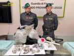 Lecce, un minimarket della droga in campagna: sequestrati 5,5 kg di hashish e marijuana
