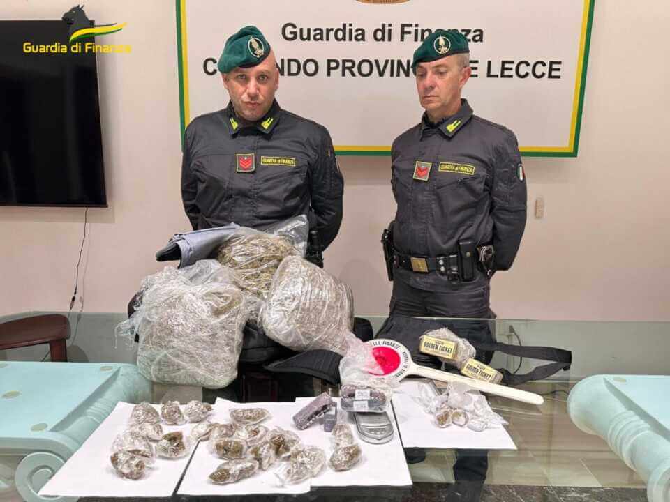 Galleria foto 'Lecce, un minimarket della droga in campagna: sequestrati 5,5 kg di hashish e marijuana' - foto 1