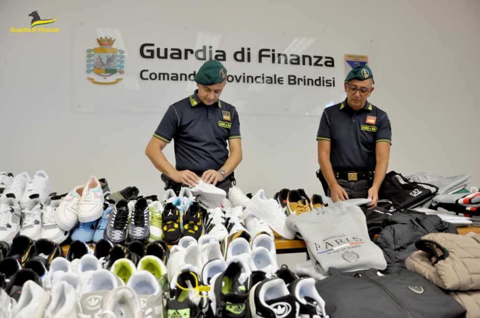 Latiano, sequestrati capi di abbigliamento e accessori con marchi contraffatti: una denuncia