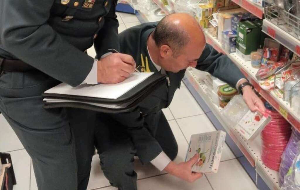 Galleria foto 'Controlli a tappeto nel Tarantino: sequestrati 243mila prodotti pericolosi in 11 negozi' - foto 1