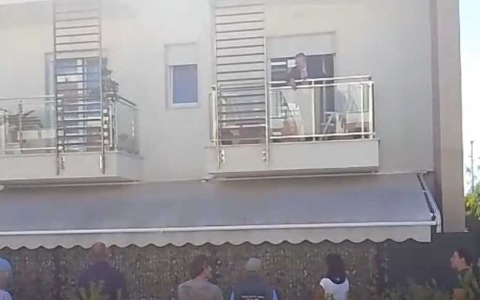 Bari, sfratto a parco Gentile: due anziani in strada nel giorno della festa dei nonni – VIDEO