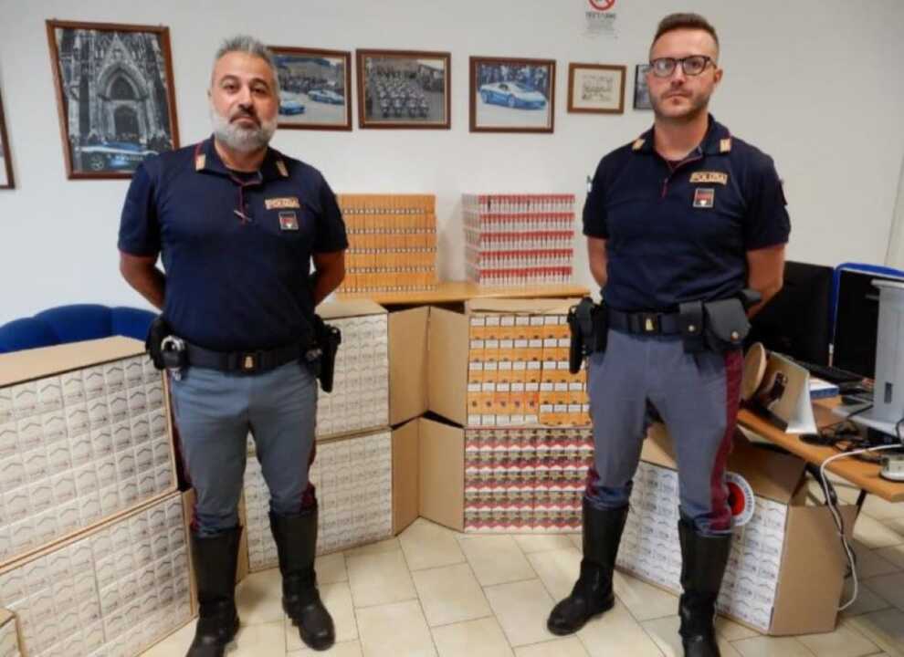Blitz a Taranto, in auto con 6mila pacchetti di sigarette di contrabbando: arrestato 50enne