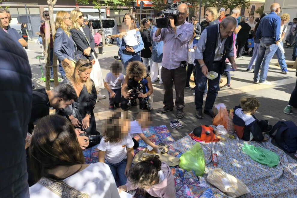 Mense a Bari, pic-nic dei genitori davanti al “Balilla”. Per il lotto II il Comune valuta l’affidamento a Ladisa