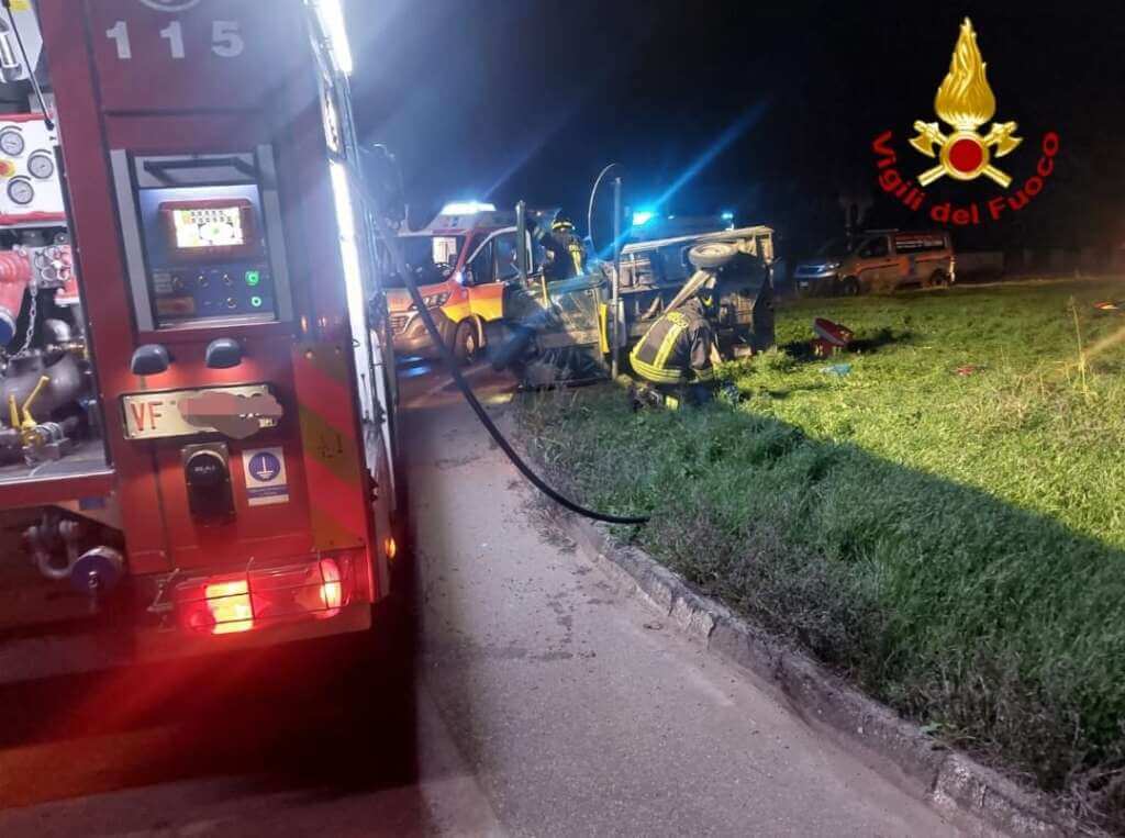 Galleria foto 'Tragedia fra Mesagne e San Pietro, ape car si ribalta sull’Sp 82: muore 72enne' - foto 1