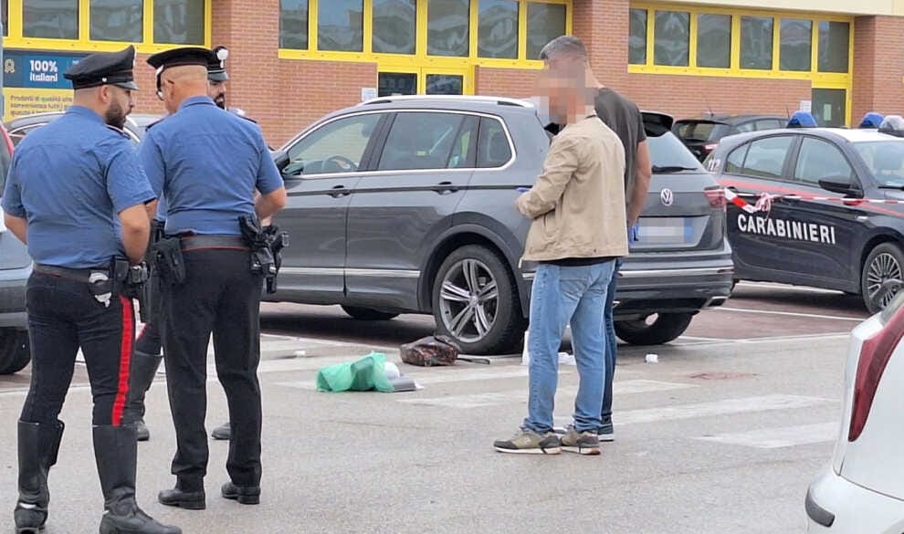 San Severo, spara alla moglie per strada e si uccide: la donna in condizioni disperate