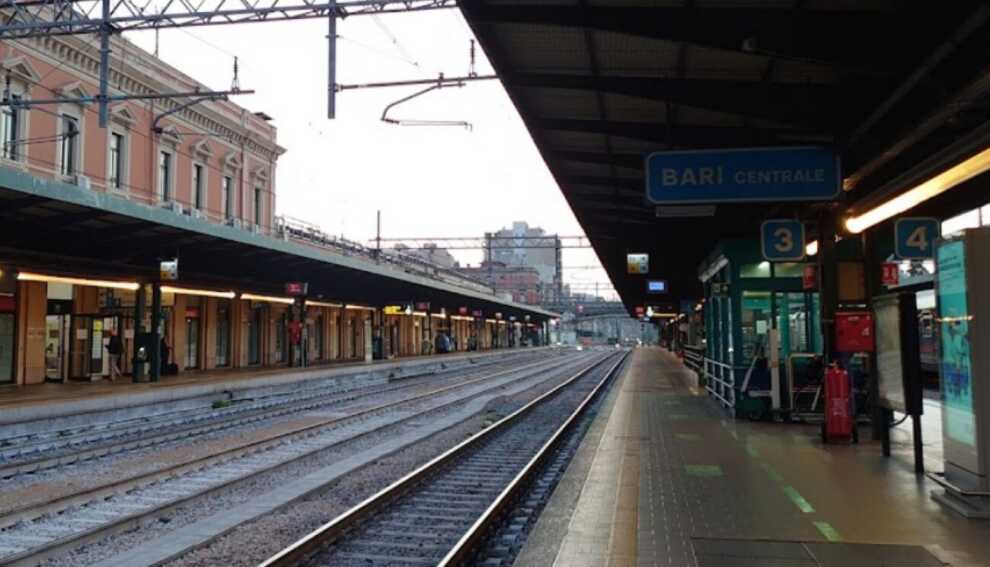 Bari, si aggira fra i binari in stato confusionale: militari salvano giovane donna
