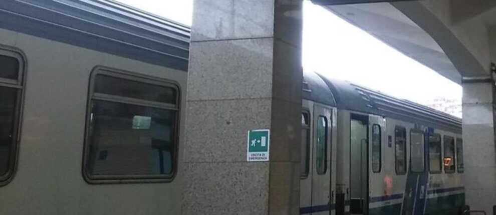 Taranto, aggrediscono e tentano di rapinare un anziano in stazione: due arresti