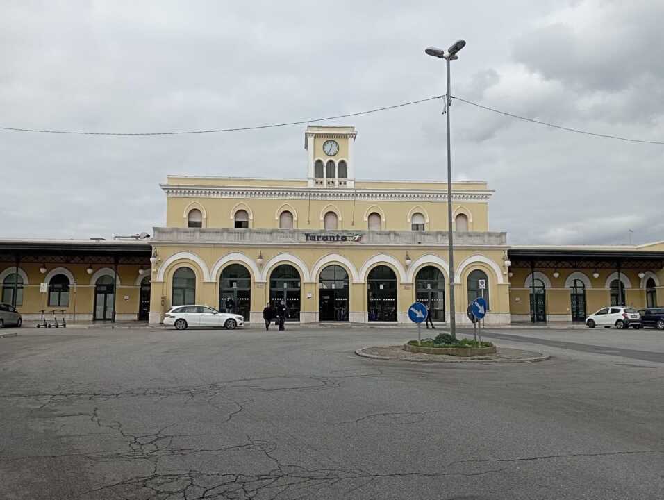 «Taranto è isolata e Salvini se ne frega»: Turco chiede un tavolo alla prefetta