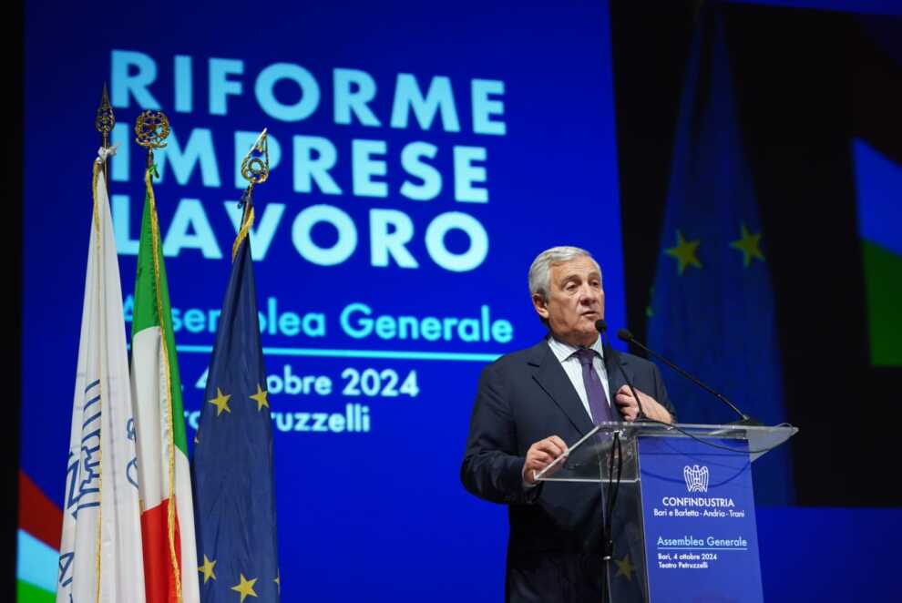 Tajani a Bari: «Dal Governo nessuna nuova tassa. Regionali in Puglia? Valutiamo l’area civica»