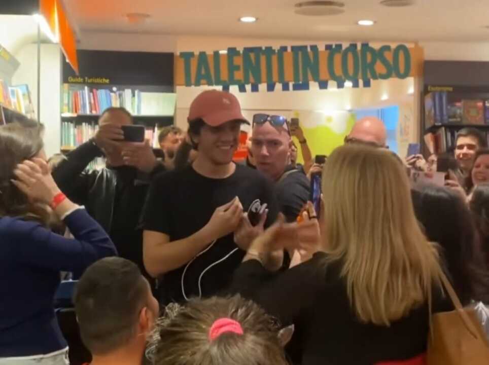 Tananai a Bari, centinaia di fan per il firmacopie di “Calmocobra” alla Feltrinelli – VIDEO