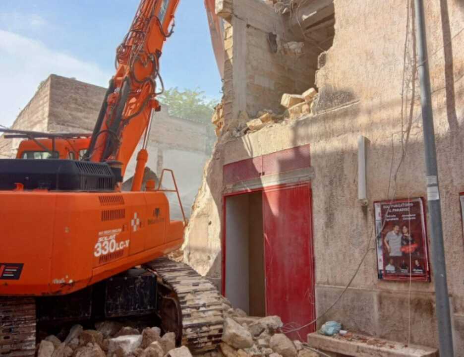 Addio al Teatro Purgatorio, avviata la demolizione: al suo posto un complesso residenziale