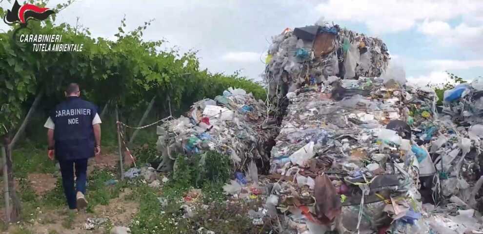 Traffico di rifiuti tra Campania e Puglia: «Disarticolato un pericoloso gruppo criminale». Otto arresti – VIDEO