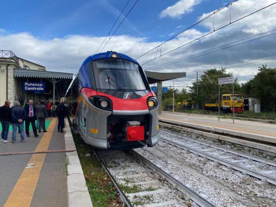 FS consegna alla Basilicata il secondo treno “sostenibile”: viaggerà sulla linea Taranto-Potenza-Napoli