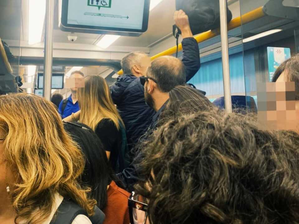 Treni sovraffollati e ritardi sulla tratta Mola-Bari: «Sarà rafforzata la composizione dei convogli»
