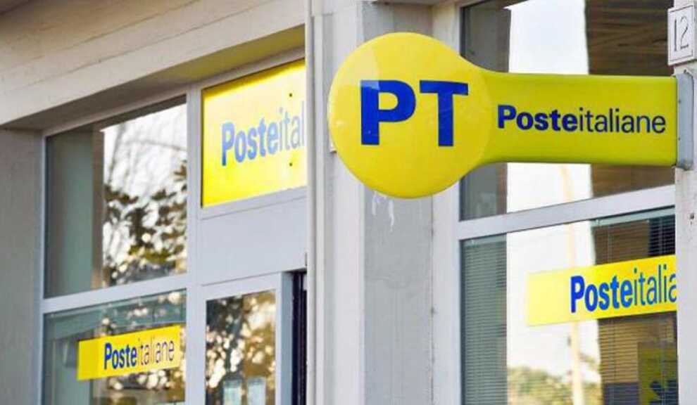 La “Banda del buco” fallisce l’assalto alle Poste di Ceglie Messapica: parete sfondata, ma l’allarme li mette in fuga
