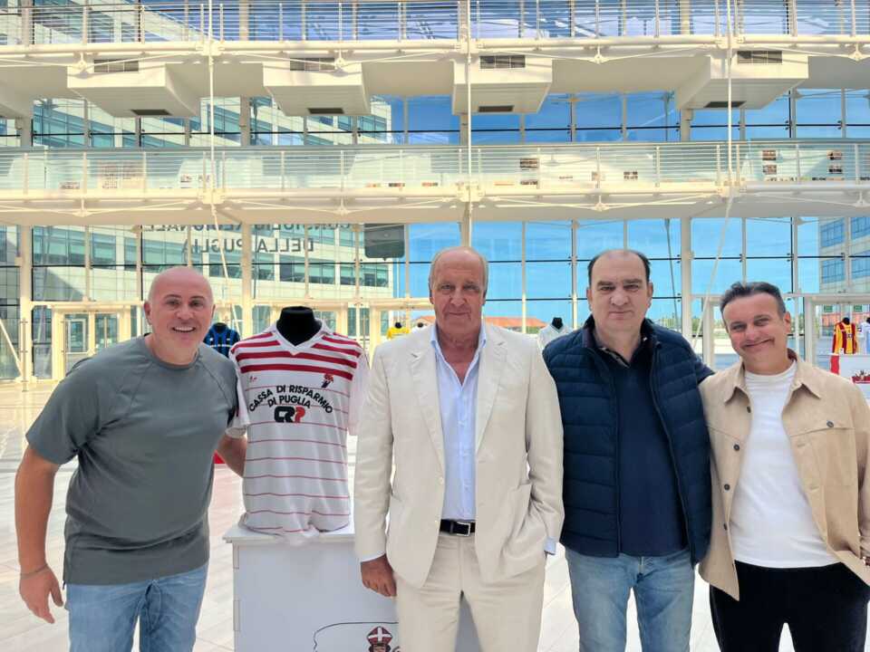 Bari, l’ex ct della Nazionale Ventura visita la mostra delle maglie biancorosse: «Questa è casa mia»