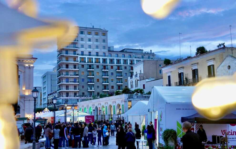 Bari, inaugurato il Villaggio delle Regioni: musica e attività in piazza del Ferrarese – FOTO