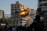Libano, un attacco su Beirut distrugge un palazzo di 8 piani: morte 12 persone. Si cerca tra le macerie