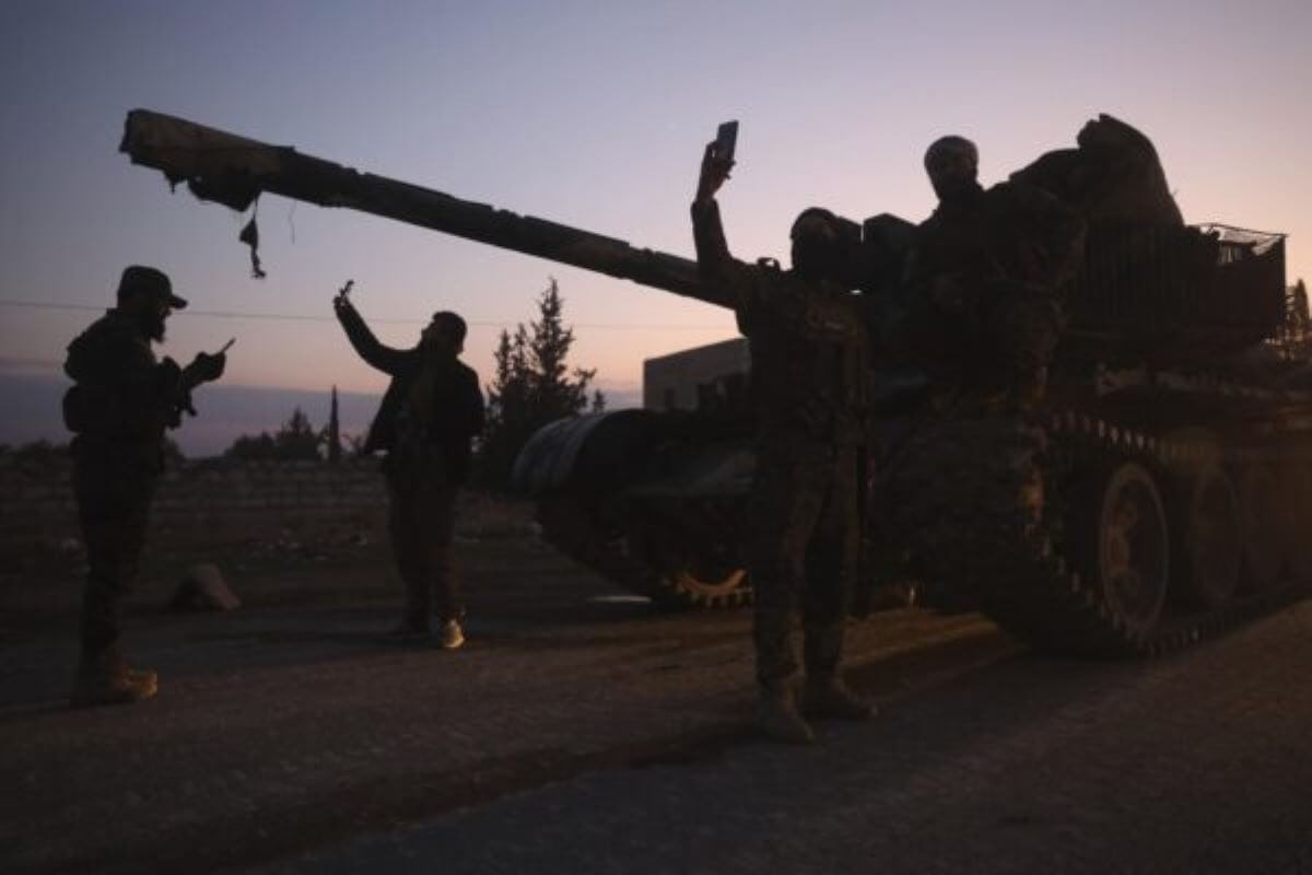 Scontri in Siria, jihadisti ad Aleppo bombardati da raid russi: migliaia di civili in fuga dalla città Scontri in Siria, jihadisti ad Aleppo bombardati da raid russi: migliaia di civili in fuga dalla città
