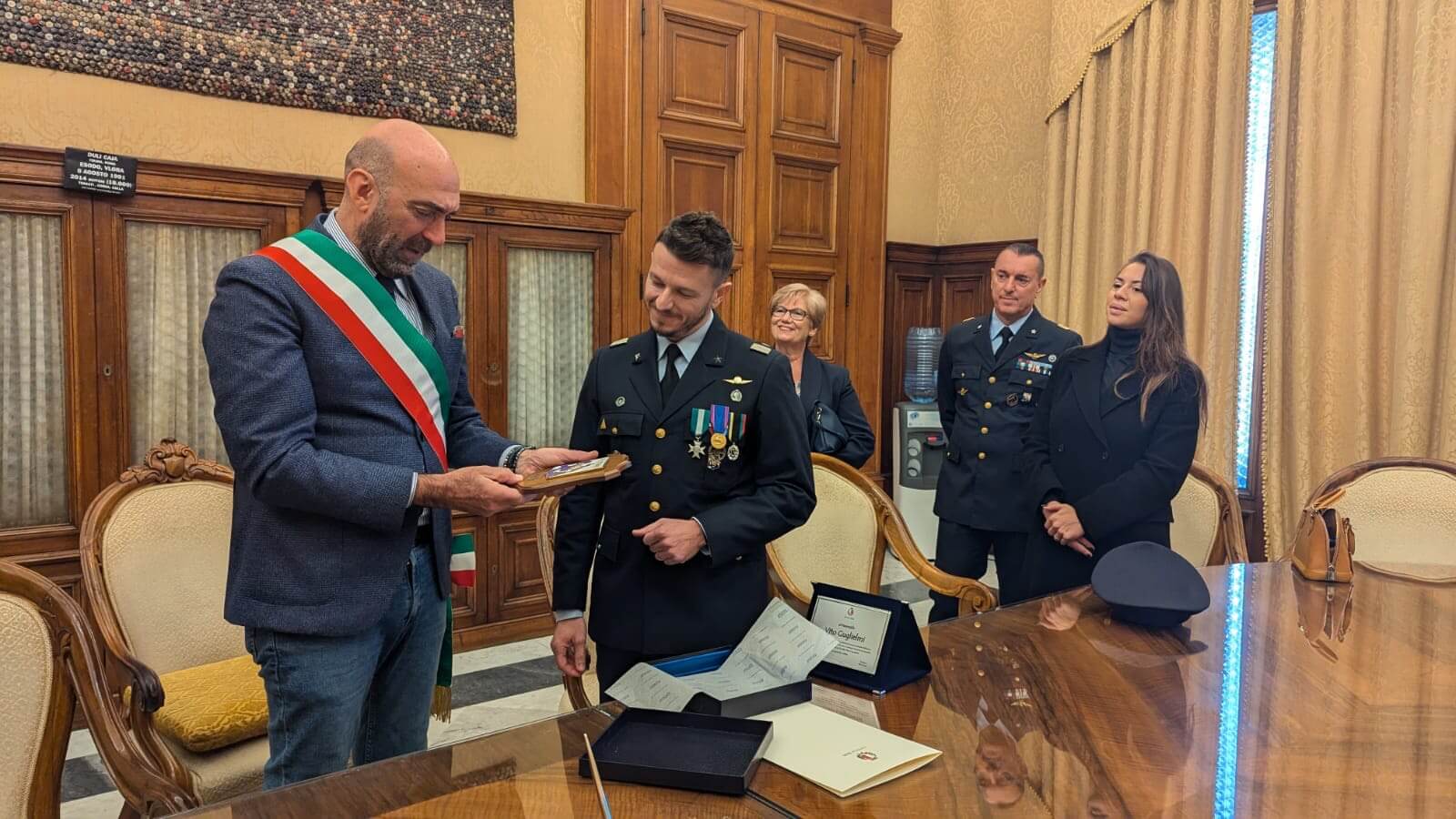 Salvò 38 persone durante l’alluvione in Emilia Romagna: Bari premia il maresciallo Vito Guglielmi