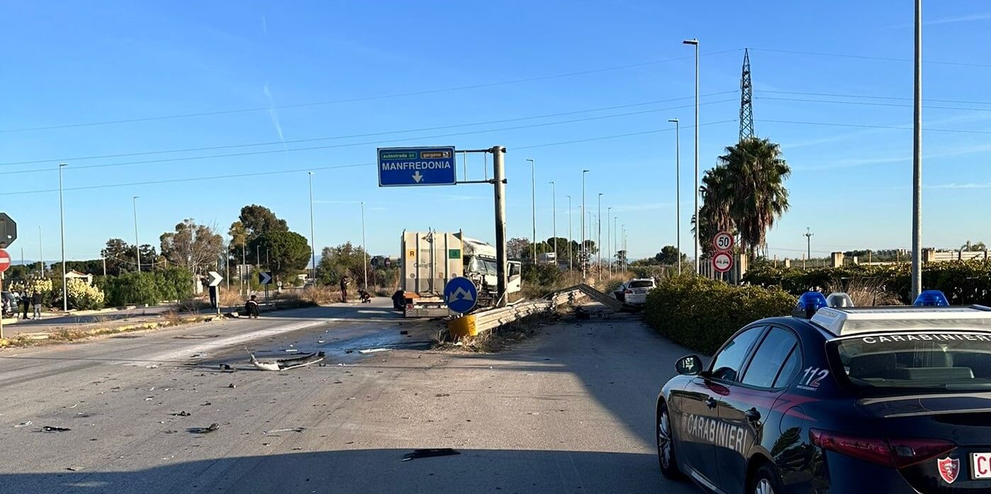 Incidente nel Foggiano, scontro tra un’auto e un tir: muore 34enne. Ferito l’autista del camion – VIDEO Incidente nel Foggiano, scontro tra un’auto e un tir: muore 34enne. Ferito l’autista del camion – VIDEO