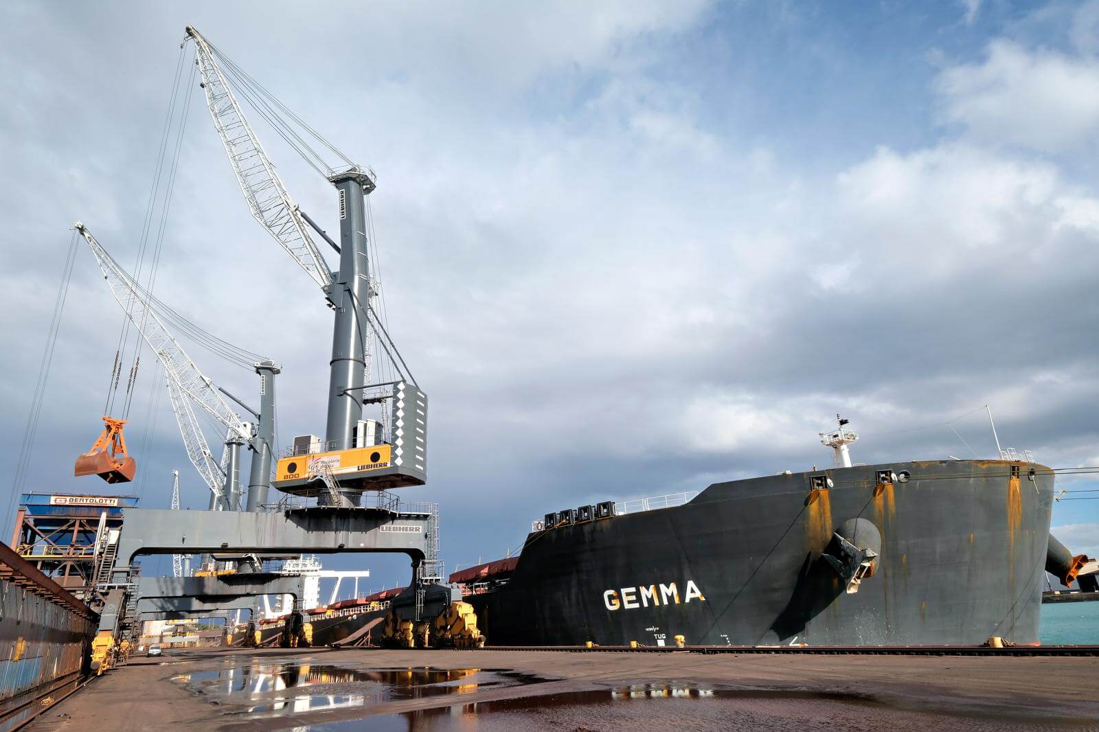 Ex Ilva, a Taranto la nave Gemma di Acciaierie d’Italia: scaricherà 300mila tonnellate di materia prima Ex Ilva, a Taranto la nave Gemma di Acciaierie d’Italia: scaricherà 300mila tonnellate di materia prima