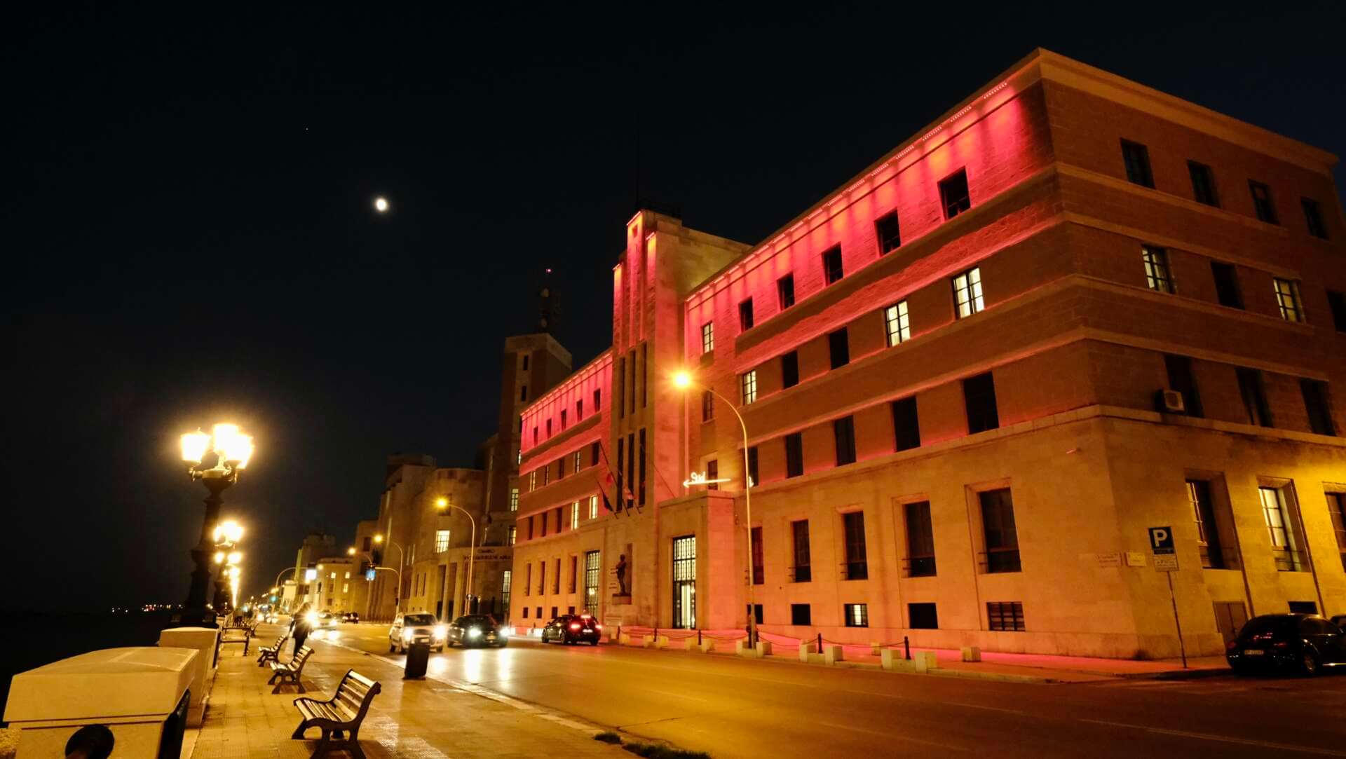 Violenza contro le donne, Emiliano: «Ferita dolorosa». La Regione Puglia s’illumina di rosso – VIDEO Violenza contro le donne, Emiliano: «Ferita dolorosa». La Regione Puglia s’illumina di rosso – VIDEO