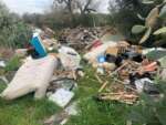 Sorpreso a scaricare rifiuti in un terreno di sua proprietà: denunciato un 58enne salentino