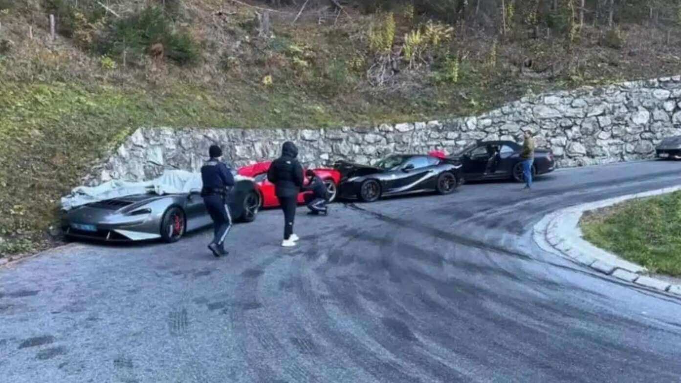 Schianto milionario in montagna: tamponamento a catena tra Ferrari, Bentley e McLaren Schianto milionario in montagna: tamponamento a catena tra Ferrari, Bentley e McLaren
