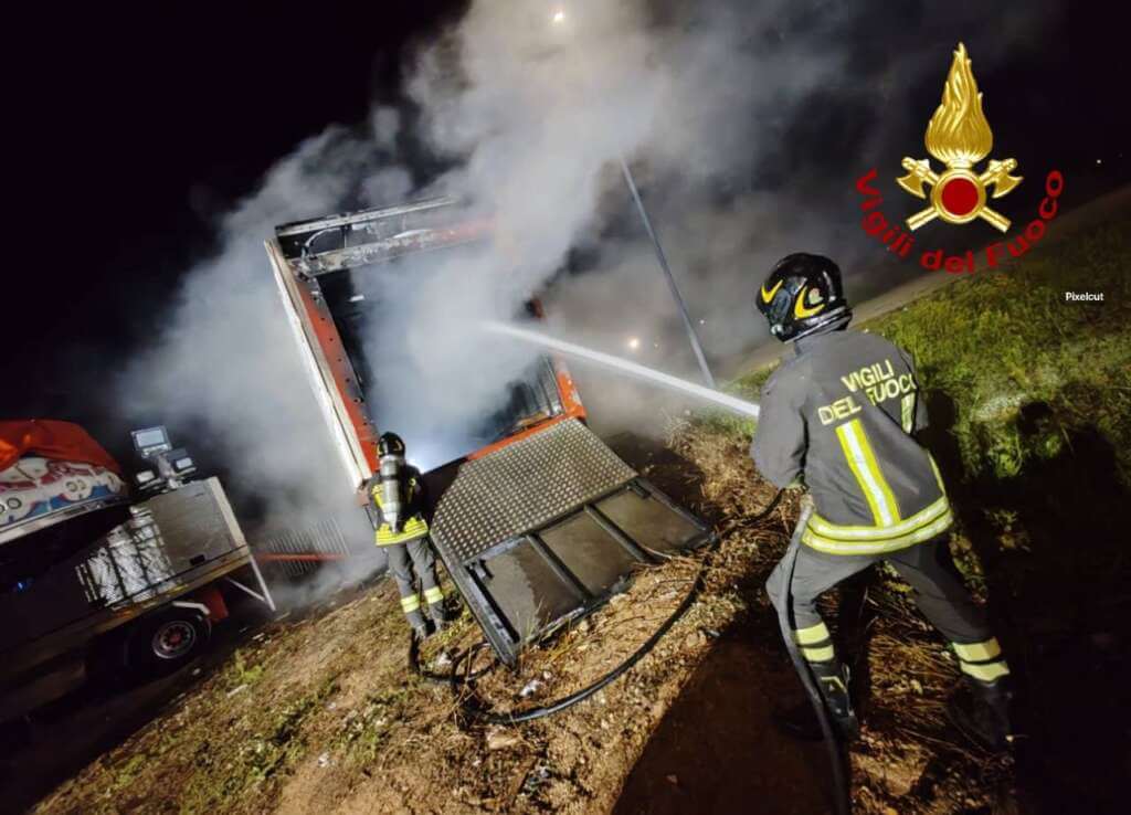 Galleria foto 'Salento, camion dei giostrai distrutto da un incendio nella notte: sospetti di natura dolosa' - foto 1