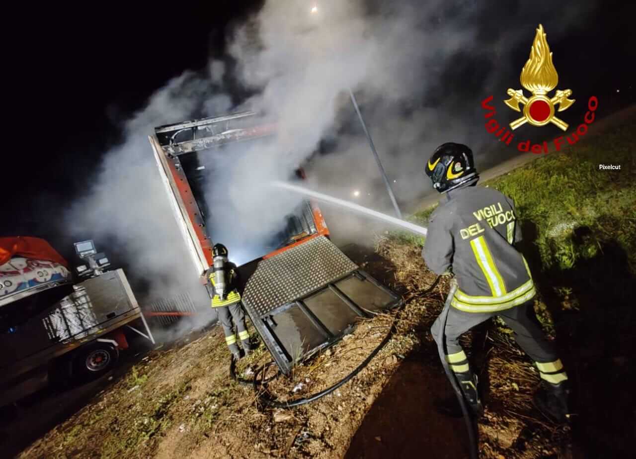 Salento, camion dei giostrai distrutto da un incendio nella notte: sospetti di natura dolosa