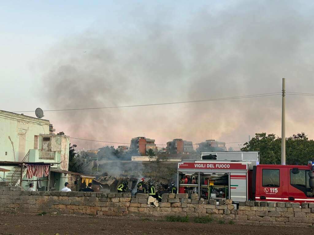 Galleria foto 'Bari, in fiamme una casa abbandonata al quartiere San Girolamo: nessun ferito – VIDEO' - foto 1