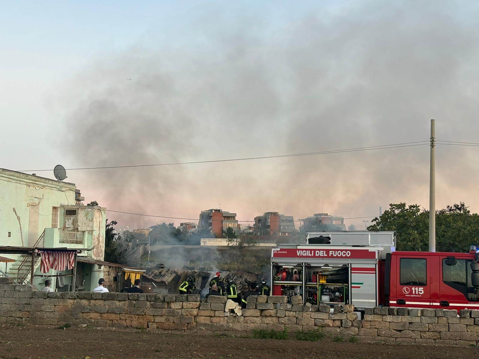 Bari, in fiamme una casa abbandonata al quartiere San Girolamo: nessun ferito – VIDEO
