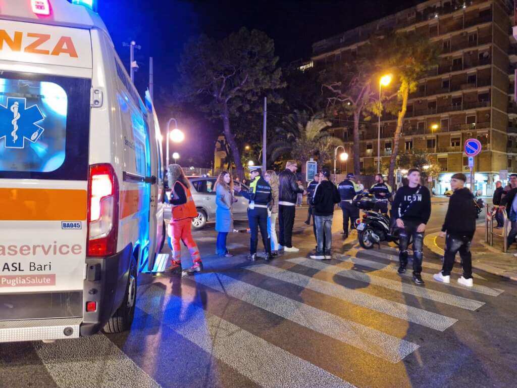 Galleria foto 'Incidente a Bari, investiti due pedoni in corso Vittorio Emanuele' - foto 1