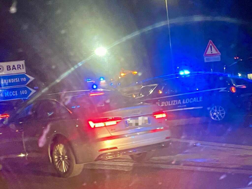 Grave incidente a Bari, auto si ribalta sulla Ss 16: in tilt la complanare a San Pasquale – FOTO Grave incidente a Bari, auto si ribalta sulla Ss 16: in tilt la complanare a San Pasquale – FOTO