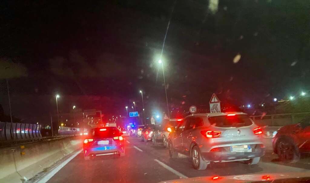 Grave incidente a Bari, auto si ribalta sulla Ss 16: in tilt la complanare a San Pasquale – FOTO Grave incidente a Bari, auto si ribalta sulla Ss 16: in tilt la complanare a San Pasquale – FOTO