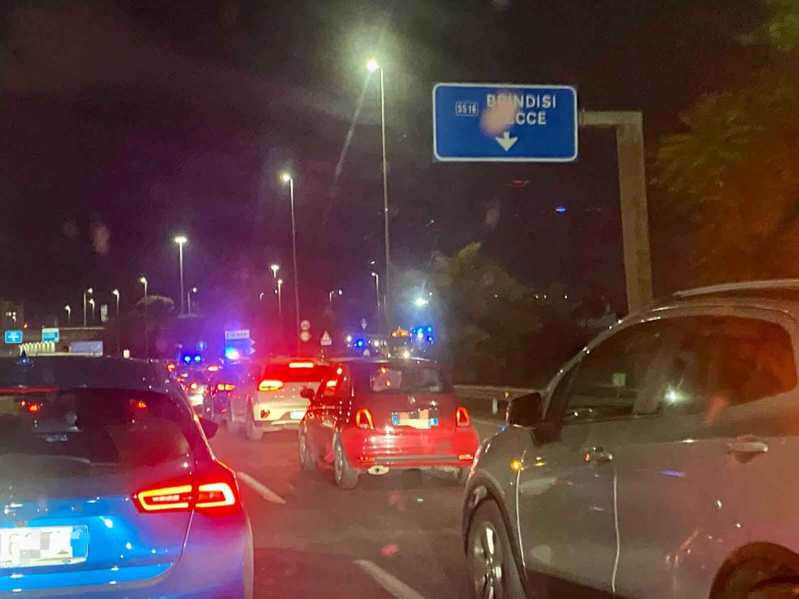 Grave incidente a Bari, auto si ribalta sulla Ss 16: in tilt la complanare a San Pasquale – FOTO Grave incidente a Bari, auto si ribalta sulla Ss 16: in tilt la complanare a San Pasquale – FOTO