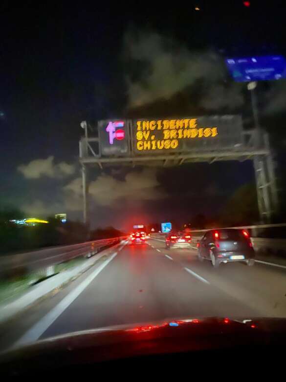 Grave incidente a Bari, auto si ribalta sulla Ss 16: in tilt la complanare a San Pasquale – FOTO Grave incidente a Bari, auto si ribalta sulla Ss 16: in tilt la complanare a San Pasquale – FOTO