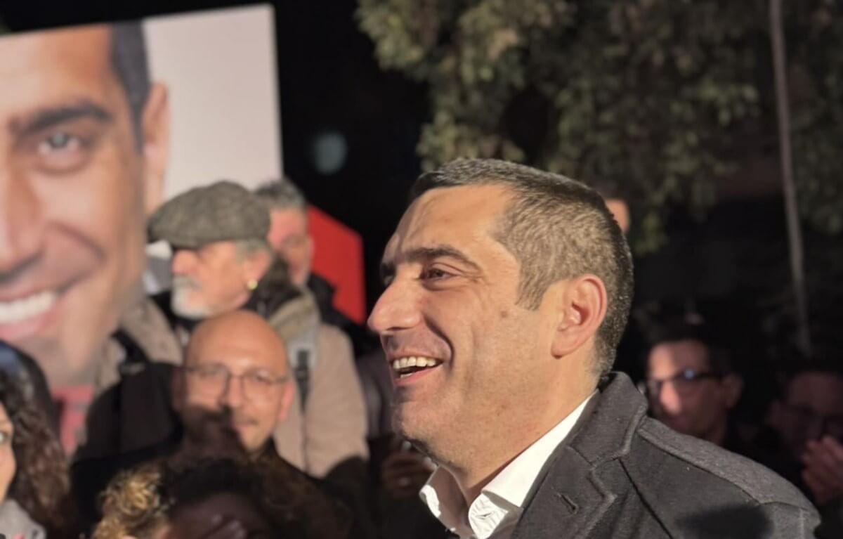 Regionali, l’Emilia Romagna resta a sinistra. De Pascale trionfa: «Governeremo bene» Regionali, l’Emilia Romagna resta a sinistra. De Pascale trionfa: «Governeremo bene»
