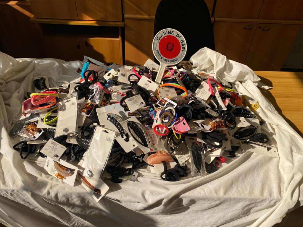 Galleria foto 'Blitz a Bari, abusivi nel mercato di via Salvemini: sequestrati centinaia di accessori' - foto 2
