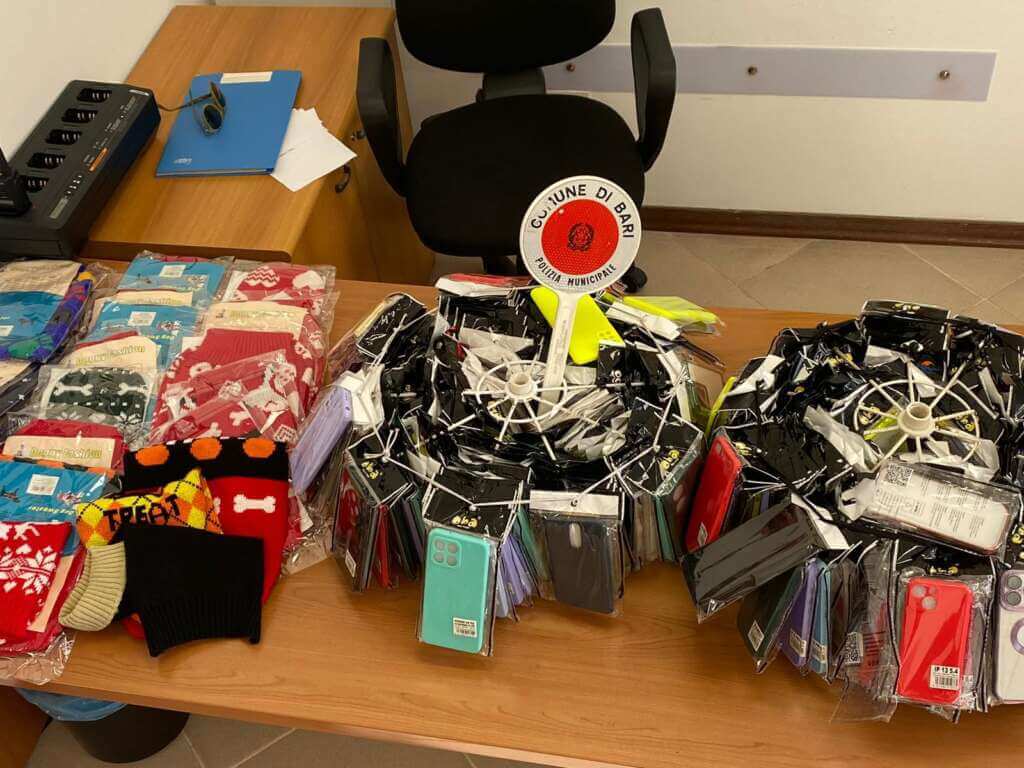 Galleria foto 'Blitz a Bari, abusivi nel mercato di via Salvemini: sequestrati centinaia di accessori' - foto 1