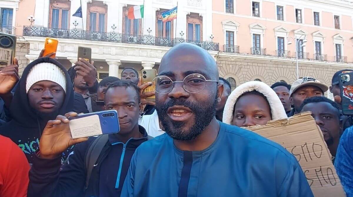 La protesta dei migranti a Bari, Afana Docteur: «Il Cara è una prigione di sofferenza» – L’INTERVISTA La protesta dei migranti a Bari, Afana Docteur: «Il Cara è una prigione di sofferenza» – L’INTERVISTA