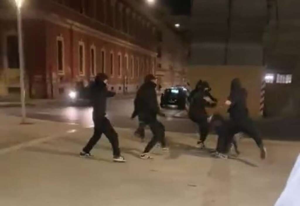 Galleria foto 'Bari, è allarme al quartiere Libertà: altre due aggressioni. È caccia al branco xenofobo' - foto 1