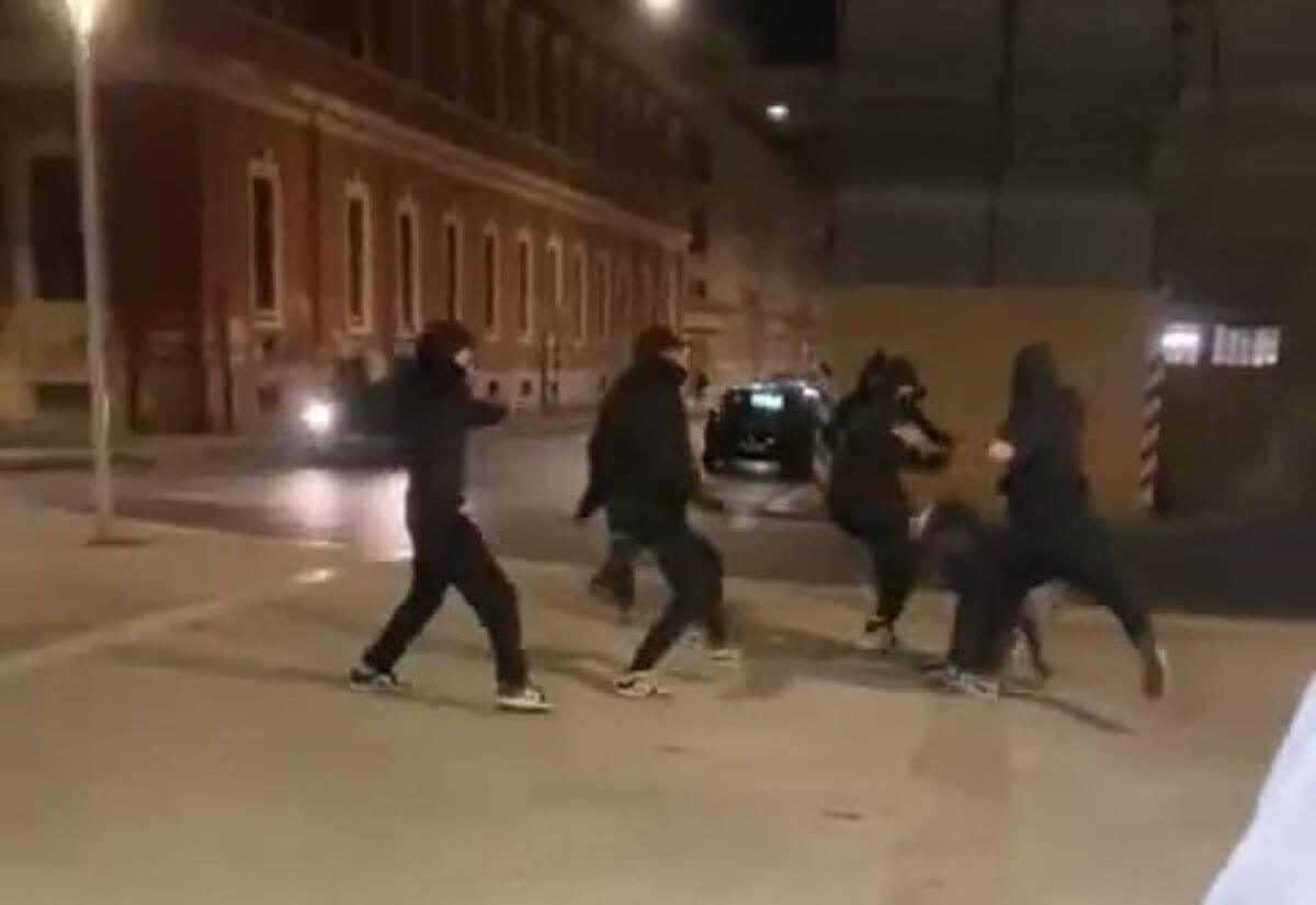 Bari, è allarme al quartiere Libertà: altre due aggressioni. È caccia al branco xenofobo