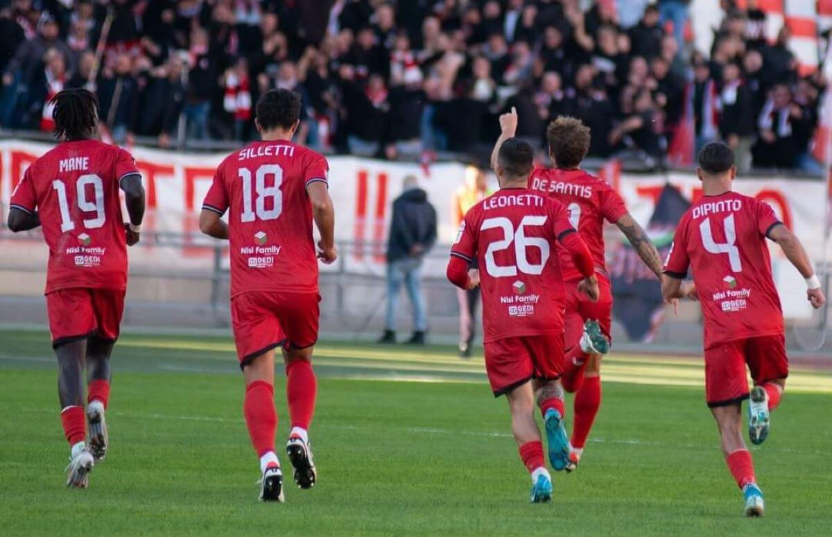 Serie C, l’Altamura soffre ma vince: col Messina decisivi De santis e Leonetti